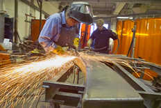 Foto eines Gefangenen der in der Schlosserei der JVA Uelzen Metall verarbeitet