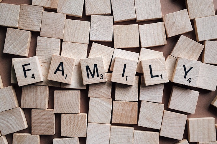 Schmuckgrafik mit Scrabble-Steinen, die das Wort Family bilden