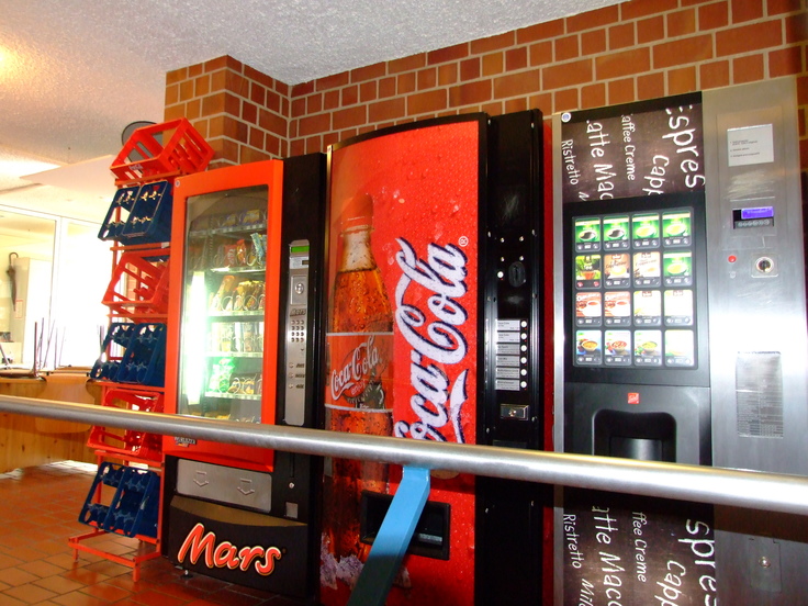 Foto von Getränke- und Süßigkeitenautomaten im Besuchsbereich der JVA Uelzen