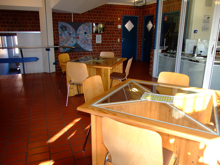 Foto vom Besuchsbereich der JVA Uelzen - zwei Tische mit Stühlen