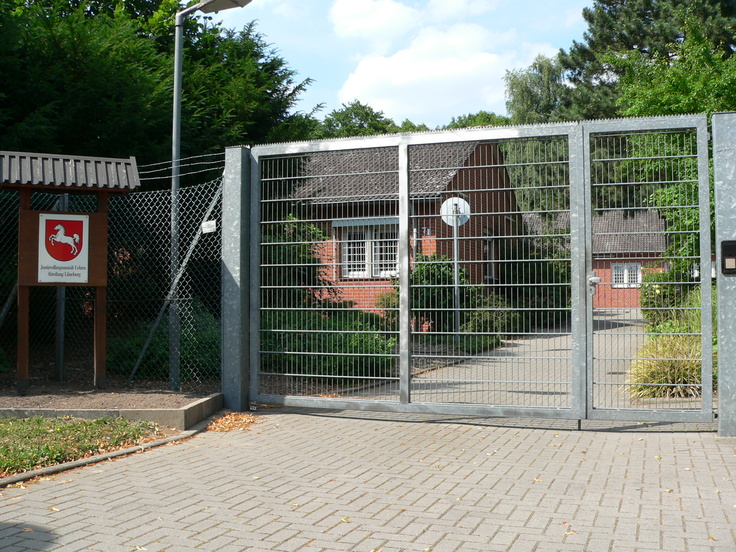 Foto des Eingangsbereiches der JVA Uelzen Abteilung Lüneburg (Brockwinkler Weg)