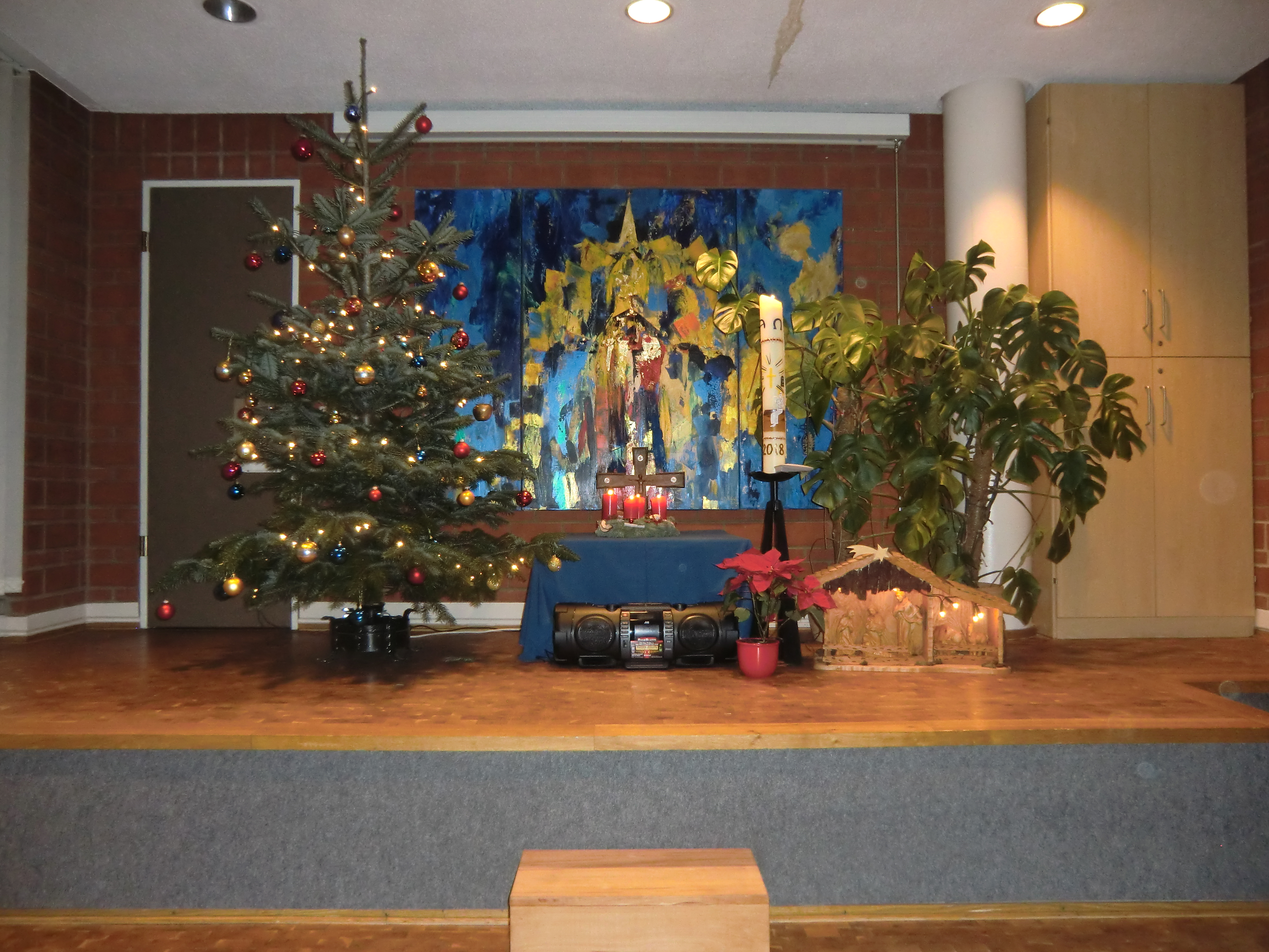 Foto von einem Weihnachtsbaum neben dem Altar im Kirchenraum der JVA Uelzen