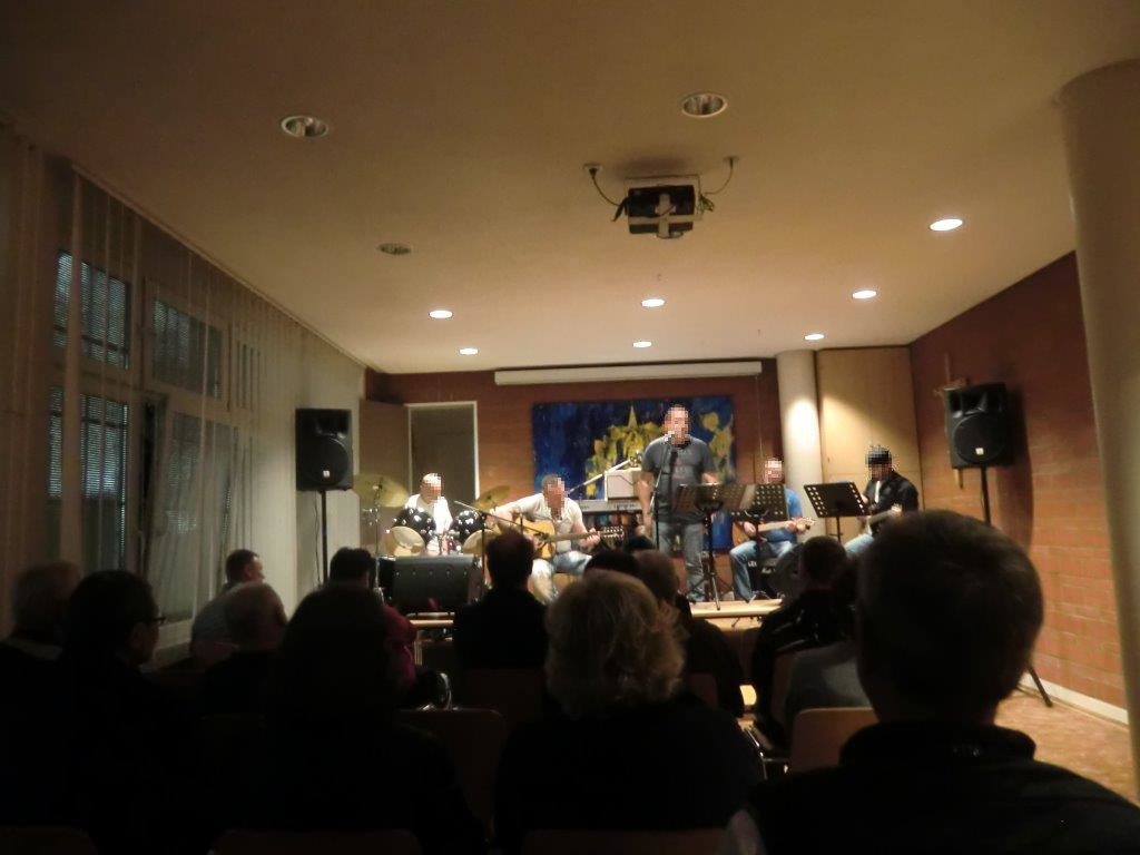 Foto von einem Konzert der Anstaltsband im Kirchenraum der JVA Uelzen