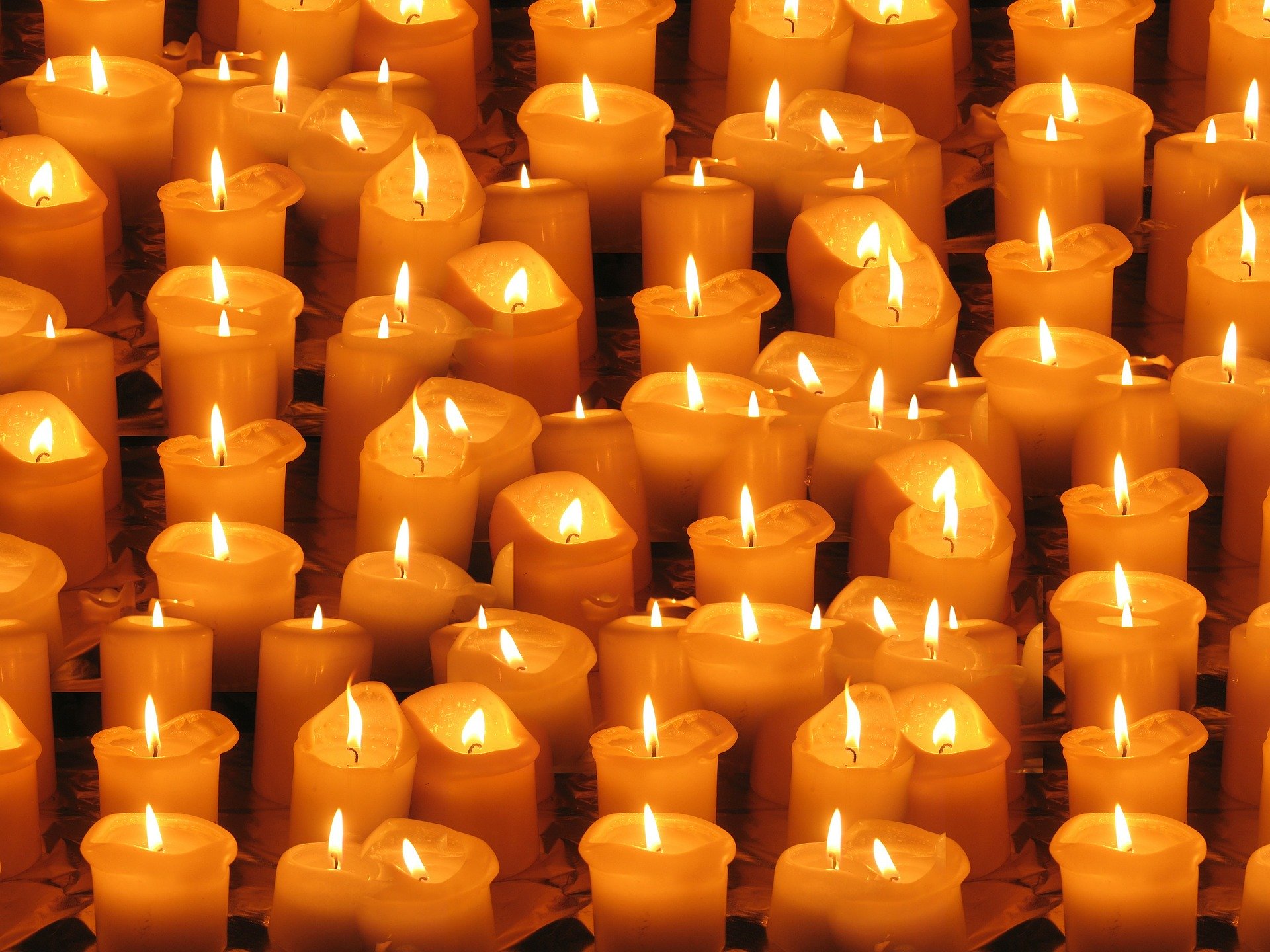 Foto: Brennende Kerzen - dicht an dicht